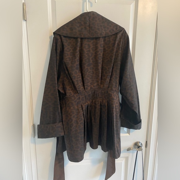 Reversible bronze/leopard 🐆 print peplum style rain or light weight jacket - Picture 3 of 6